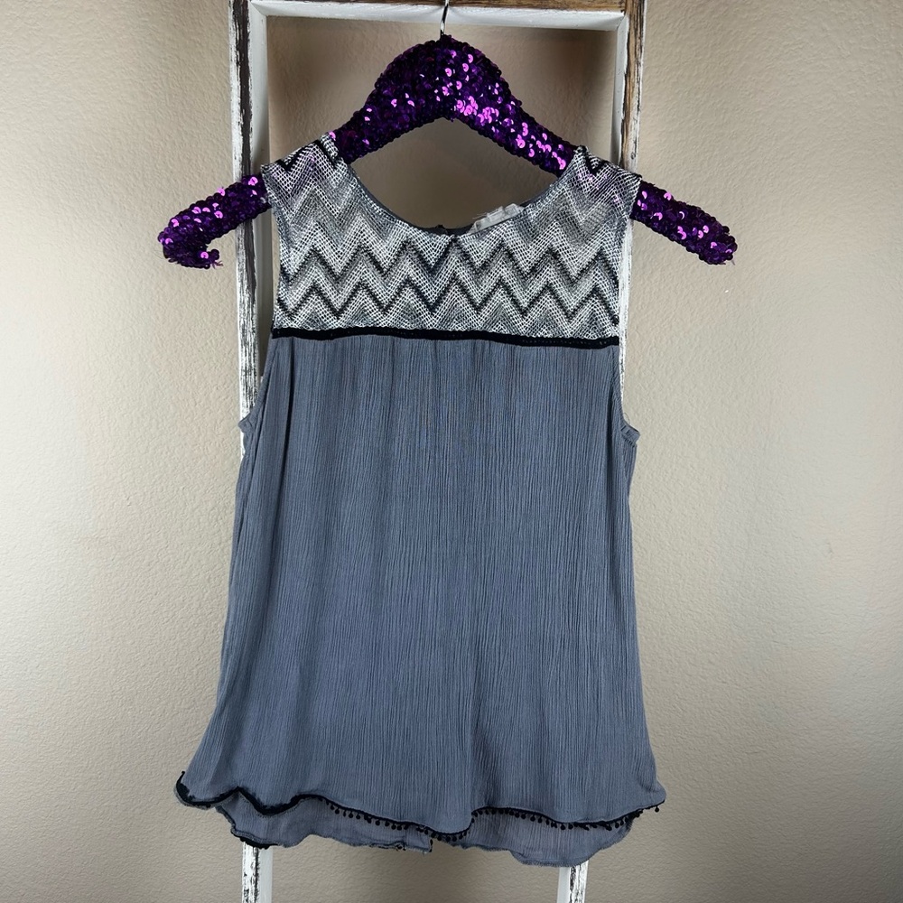 It Girl Grey Top with Buttons in Back Sz Small